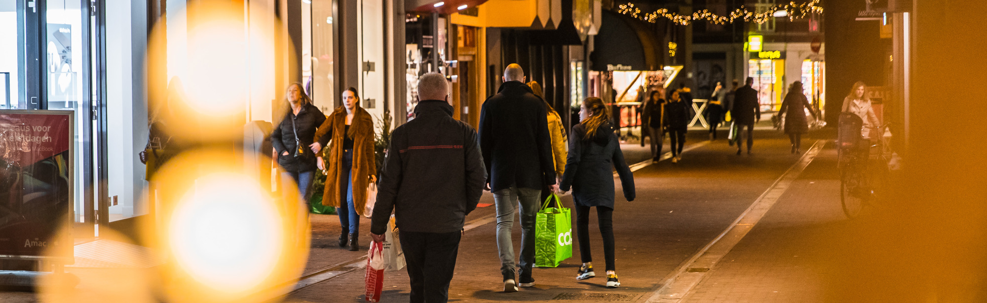 Winkelende mensen in een kerstversierde winkelstraat in Sittard
