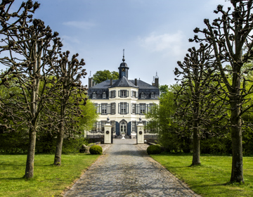 Het vooraanzicht van Kasteel Obbicht met oprijlaan