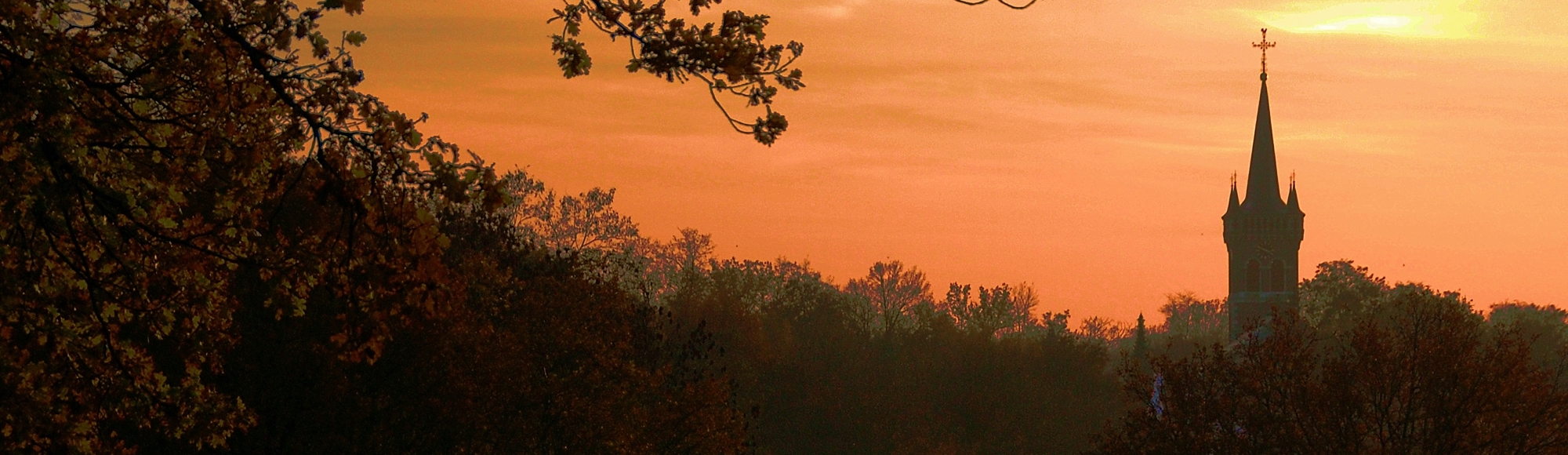 Kerktoren van Elsloo met zonsondergang