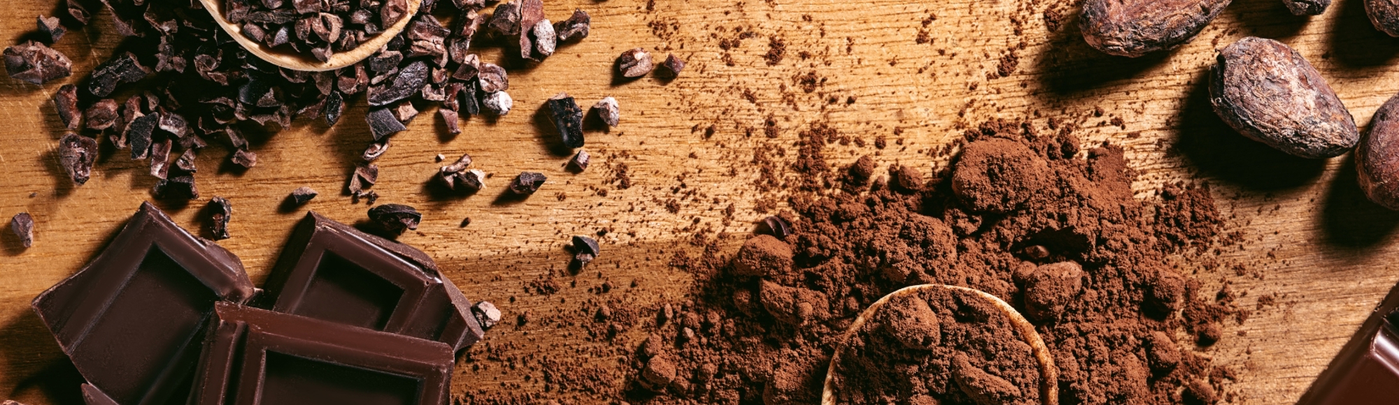 Bovenaanzicht van verschillende verwerkingen van cacao en chocolade