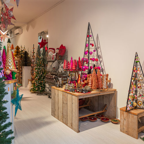 Interieur van winkel met kerstversiering en kerstproducten