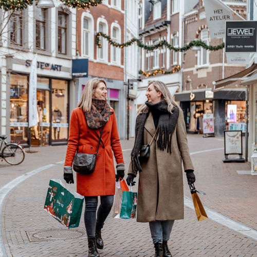 Twee shoppende vrouwen in Sittard tijdens de feestdagen