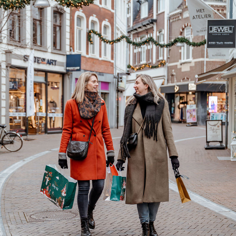 Twee shoppende vrouwen in Sittard tijdens de feestdagen
